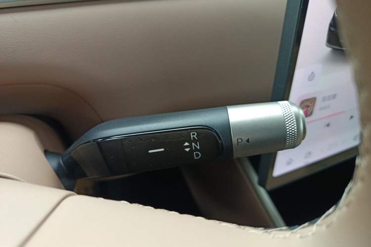 Used ONVO Luxeed L90 2025 Model—Max Six-Seater Version Gear Lever