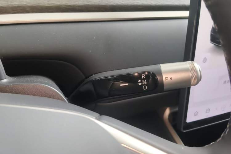 Used ONVO Luxeed L90 2025 Model—Max Six-Seater Version Gear Lever
