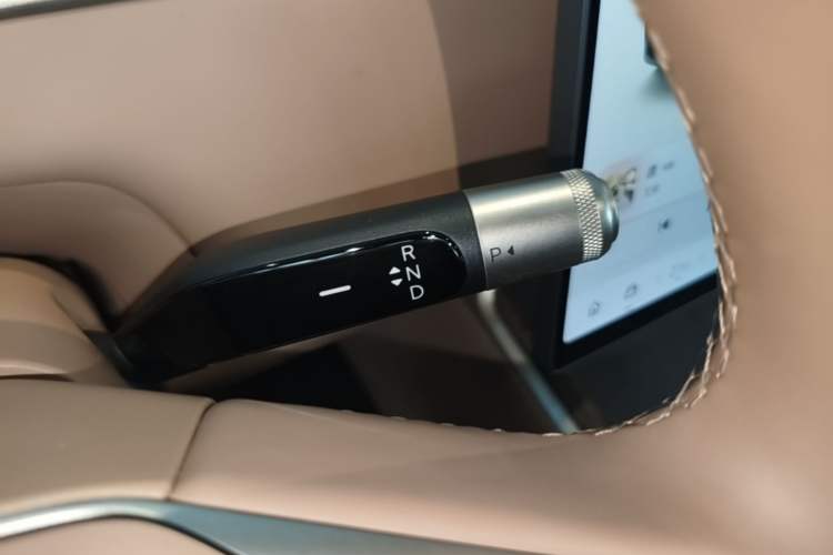 Used ONVO Luxeed L90 2025 Model—Max Six-Seater Version Gear Lever