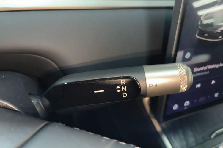 Used ONVO Luxeed L90 2025 Model—Max Six-Seater Version Gear Lever
