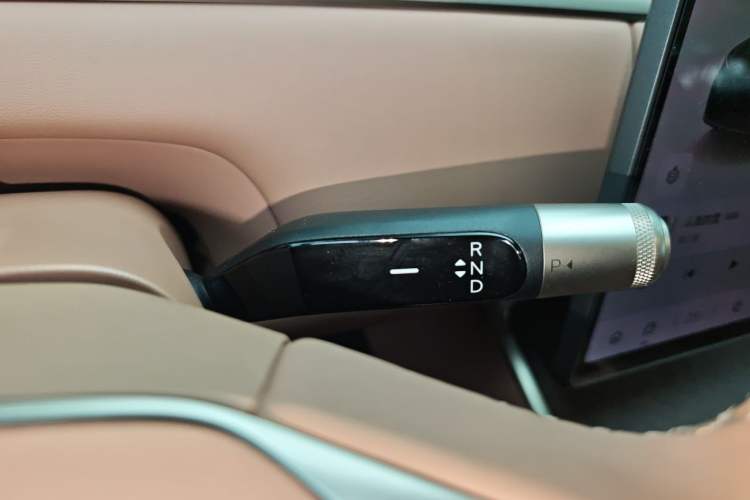 Used ONVO Luxeed L90 2025 Model—Ultra Six-Seater Version Gear Lever