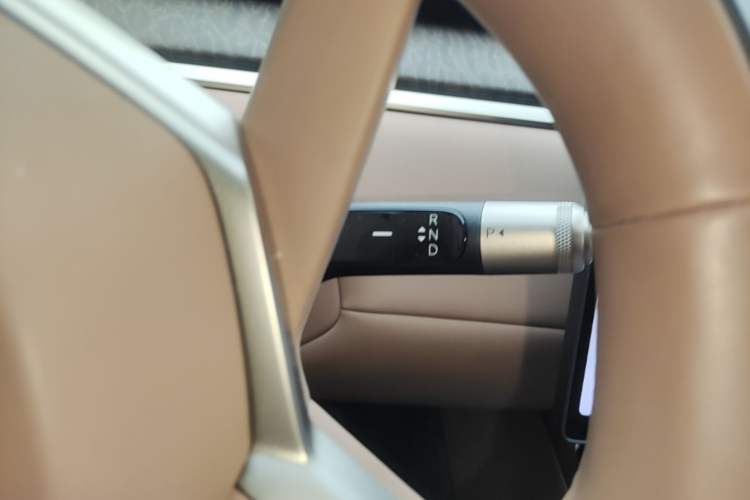 Used ONVO Luxeed L90 2025 Model—Ultra Six-Seater Version Gear Lever