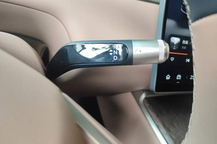 Used ONVO Luxeed L90 2025 Model—Ultra Six-Seater Version Gear Lever