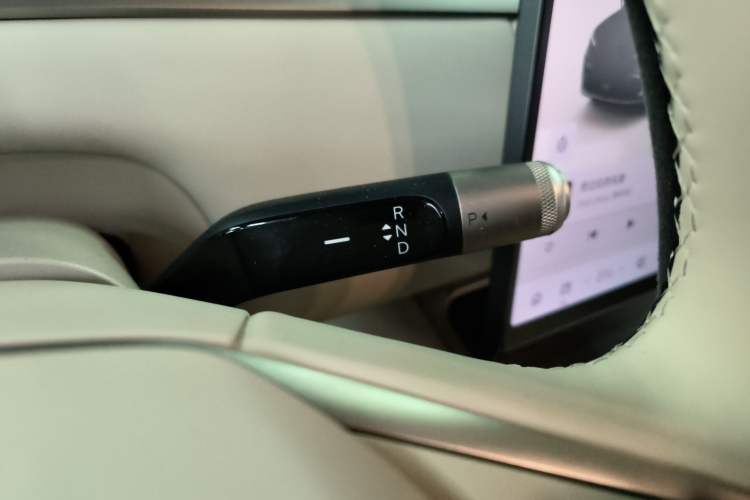 Used ONVO Luxeed L90 2025 Model—Max Six-Seater Version Gear Lever