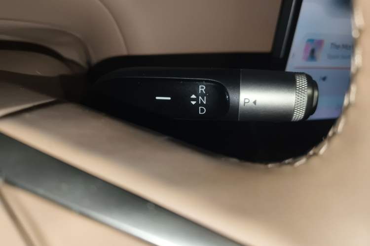 Used ONVO Luxeed L90 2025 Model—Max Six-Seater Version Gear Lever