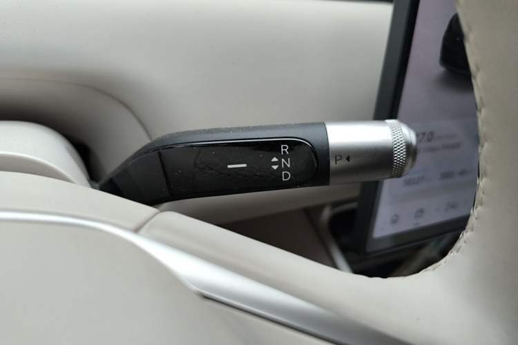 Used ONVO Luxeed L90 2025 Model—Ultra Six-Seater Version Gear Lever