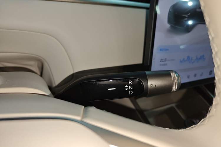 Used ONVO Luxeed L90 2025 Model—Ultra Six-Seater Version Gear Lever