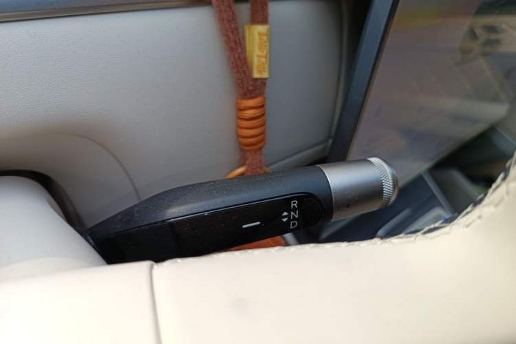 Used ONVO Luxeed L90 2025 Model—Ultra Six-Seater Version Gear Lever