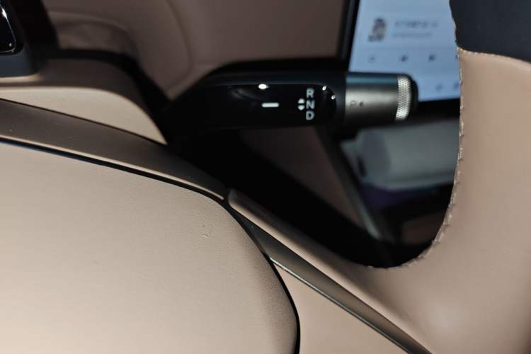 Used ONVO Luxeed L90 2025 Model—Ultra Six-Seater Version Gear Lever