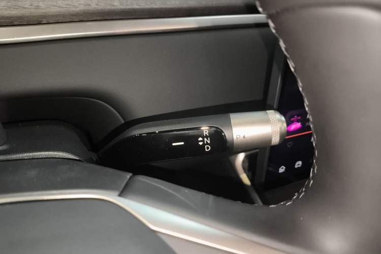 Used ONVO Luxeed L90 2025 Model—Max Six-Seater Version Gear Lever