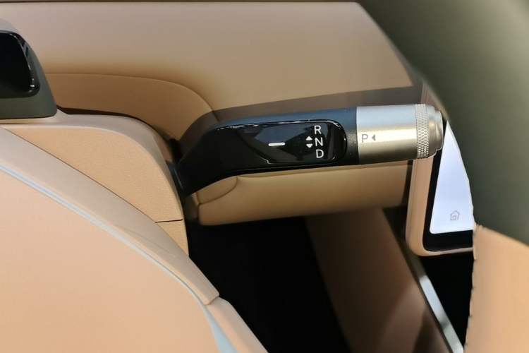 Used ONVO Luxeed L90 2025 Model—Ultra Six-Seater Version Gear Lever