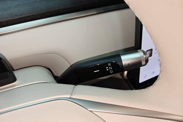 Used ONVO Luxeed L90 2025 Model—Ultra Six-Seater Version Gear Lever