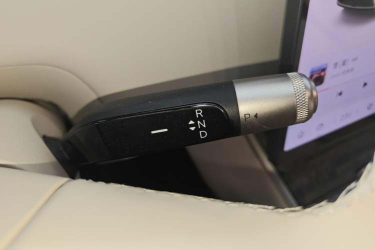 Used ONVO Luxeed L90 2025 Model—Max Six-Seater Version Gear Lever