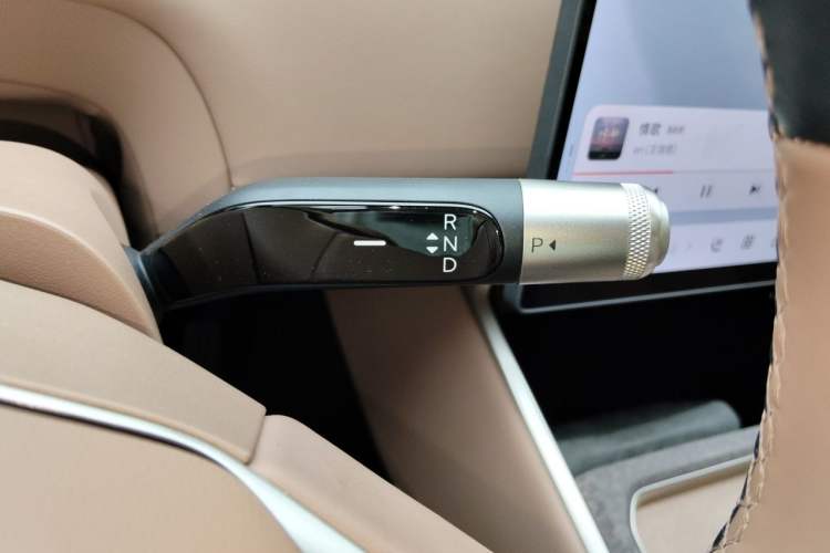 Used ONVO Luxeed L90 2025 Model—Max Six-Seater Version Gear Lever