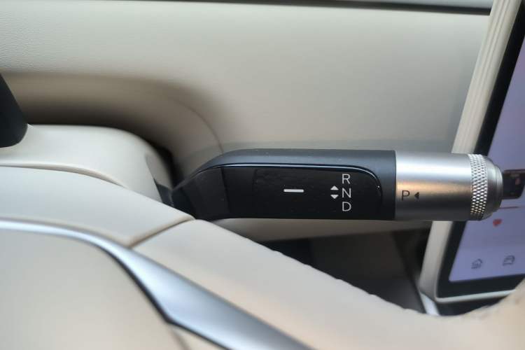 Used ONVO Luxeed L90 2025 Model—Ultra Six-Seater Version Gear Lever