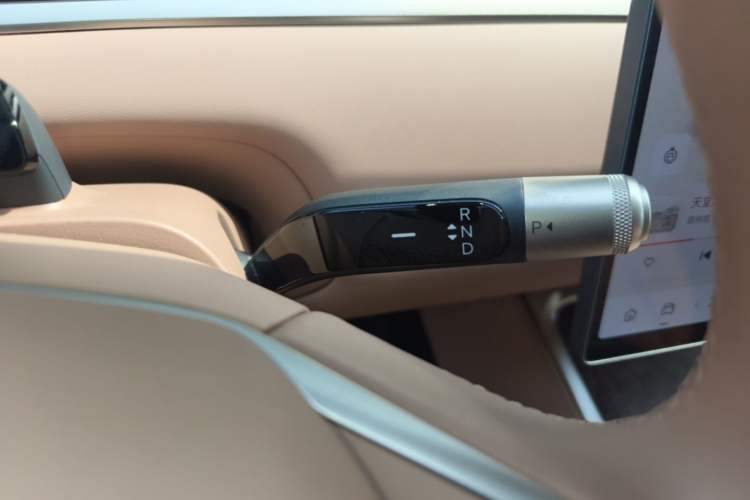 Used ONVO Luxeed L90 2025 Model—Max Six-Seater Version Gear Lever
