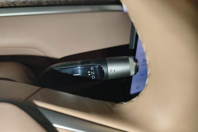 Used ONVO Luxeed L90 2025 Model—Max Six-Seater Version Gear Lever