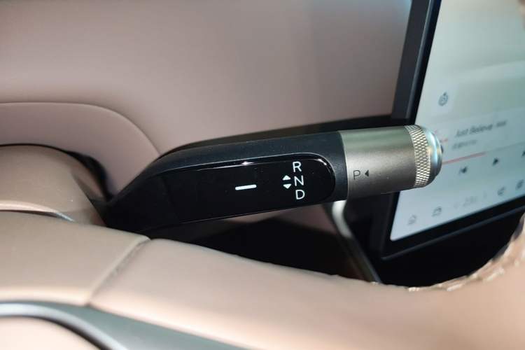 Used ONVO Luxeed L90 2025 Model—Ultra Six-Seater Version Gear Lever