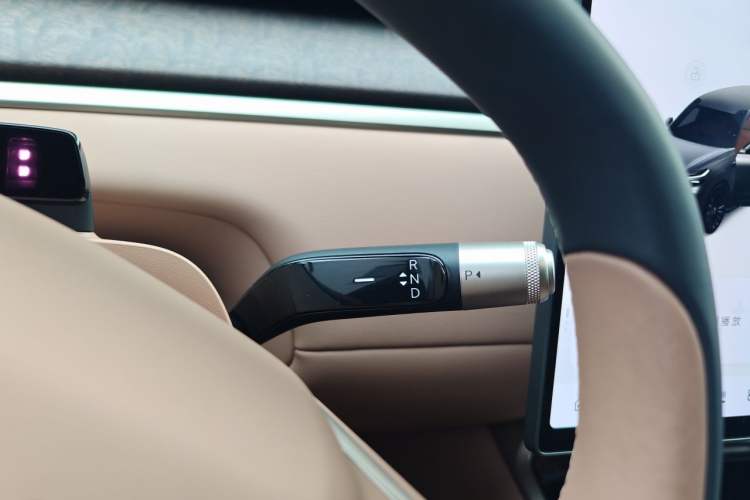 Used ONVO Luxeed L90 2025 Model—Black Knight Special Edition—Six-Seater Gear Lever