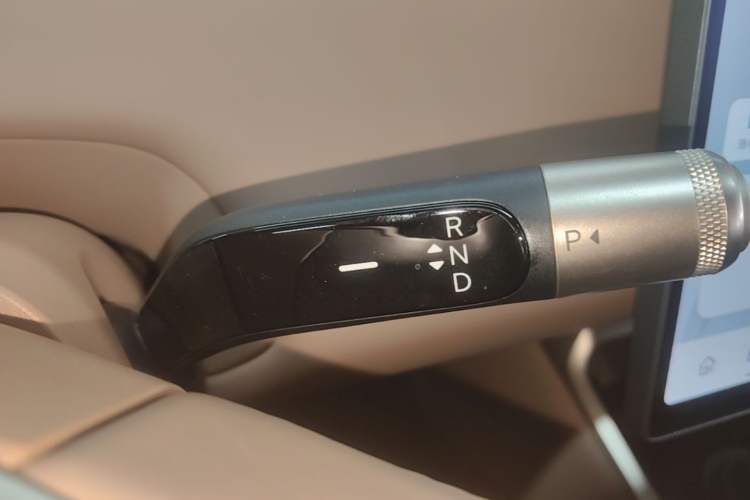 Used ONVO Luxeed L90 2025 Model—Ultra Six-Seater Version Gear Lever