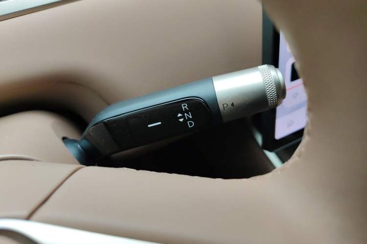 Used ONVO Luxeed L90 2025 Model—Ultra Six-Seater Version Gear Lever
