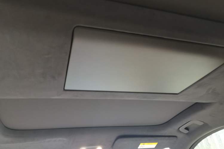 Used ONVO Luxeed L90 2025 Model—Max Six-Seater Version Headliner