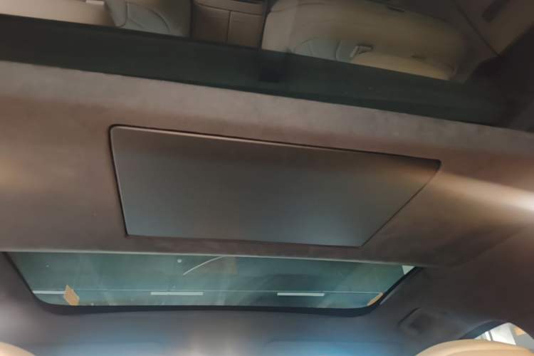 Used ONVO Luxeed L90 2025 Model—Max Six-Seater Version Headliner