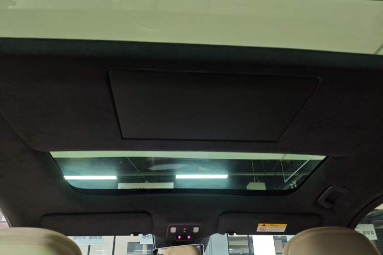 Used ONVO Luxeed L90 2025 Model—Ultra Six-Seater Version Headliner