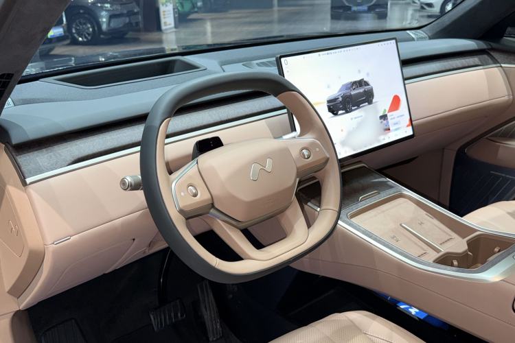 Used ONVO Luxeed L90 2025 Model—Black Knight Special Edition—Six-Seater Interior 2