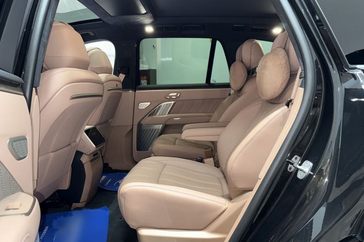 Used ONVO Luxeed L90 2025 Model—Black Knight Special Edition—Six-Seater Interior 4