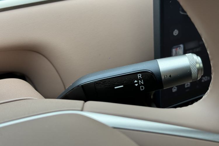 Used ONVO Luxeed L90 2025 Model Max Six-Seater 60-degree Battery Edition Interior 5