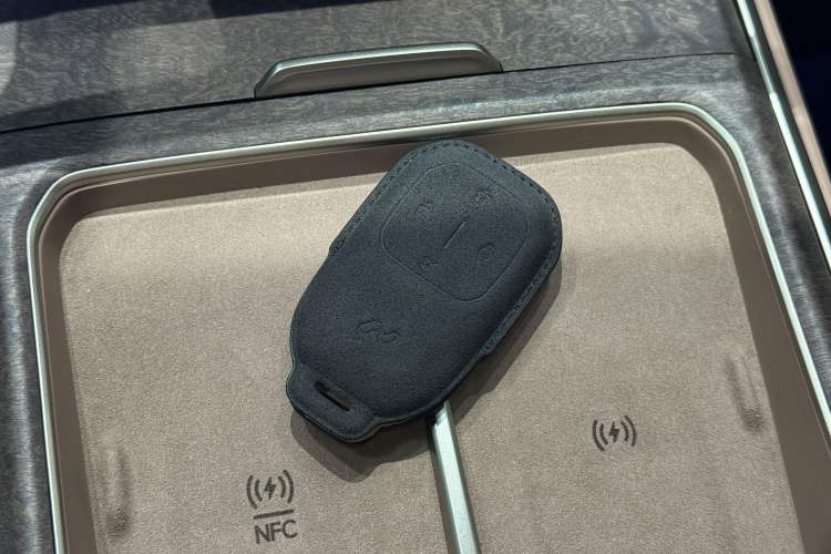 Used ONVO Luxeed L90 2025 Model—Black Knight Special Edition—Six-Seater Interior 5