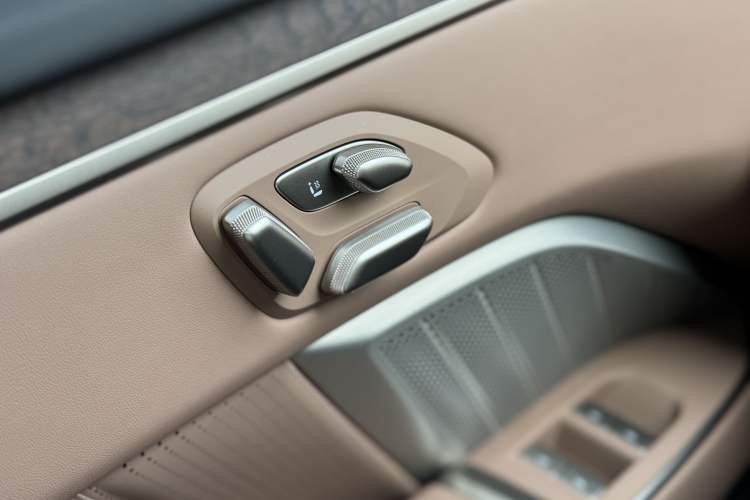 Used ONVO Luxeed L90 2025 Model Max Six-Seater 60-degree Battery Edition Interior 8