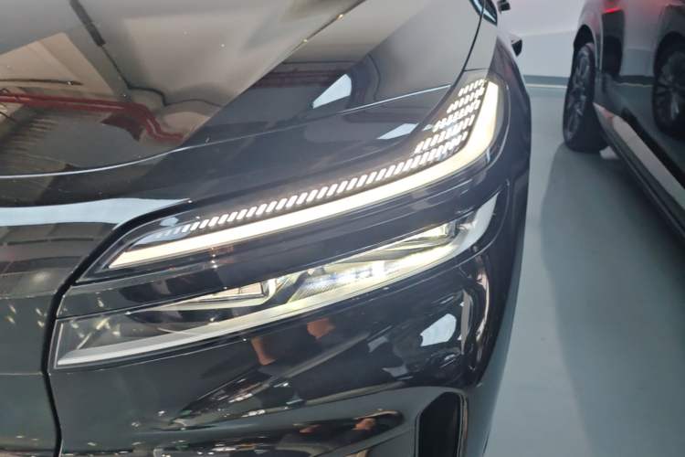 Used ONVO Luxeed L90 2025 Model—Max Six-Seater Version Left Front Headlight
