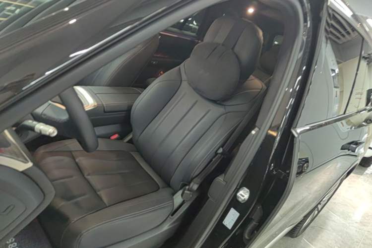 Used ONVO Luxeed L90 2025 Model—Ultra Six-Seater Version Left Front Seat