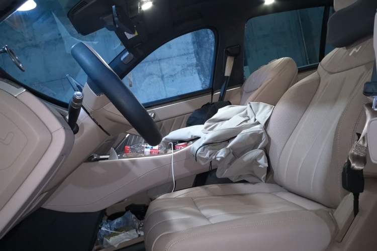 Used ONVO Luxeed L90 2025 Model—Ultra Six-Seater Version Left Front Seat
