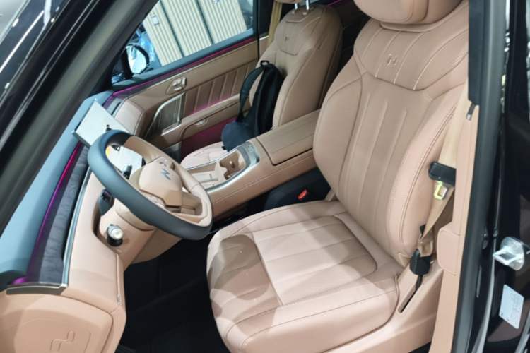 Used ONVO Luxeed L90 2025 Model—Max Six-Seater Version Left Front Seat