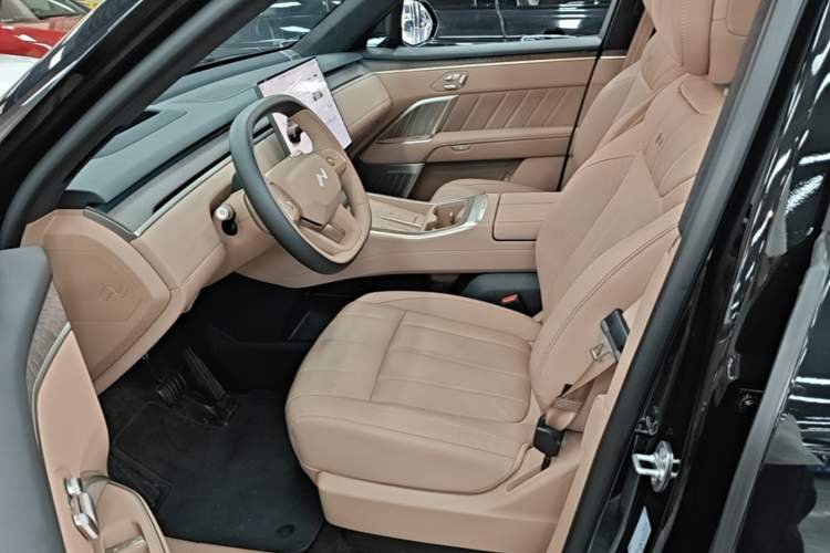 Used ONVO Luxeed L90 2025 Model—Black Knight Special Edition—Six-Seater Left Front Seat