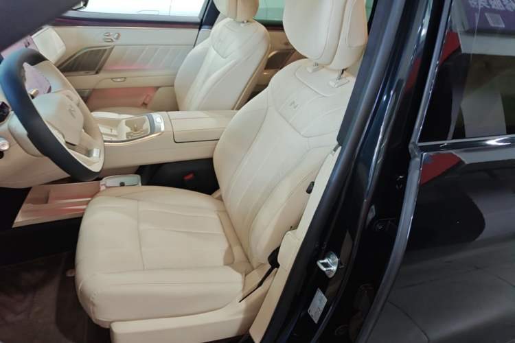 Used ONVO Luxeed L90 2025 Model—Ultra Six-Seater Version Left Front Seat