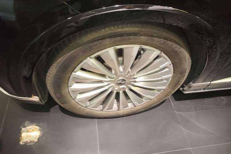 Used ONVO Luxeed L90 2025 Model—Max Six-Seater Version Left Front Wheel Hub