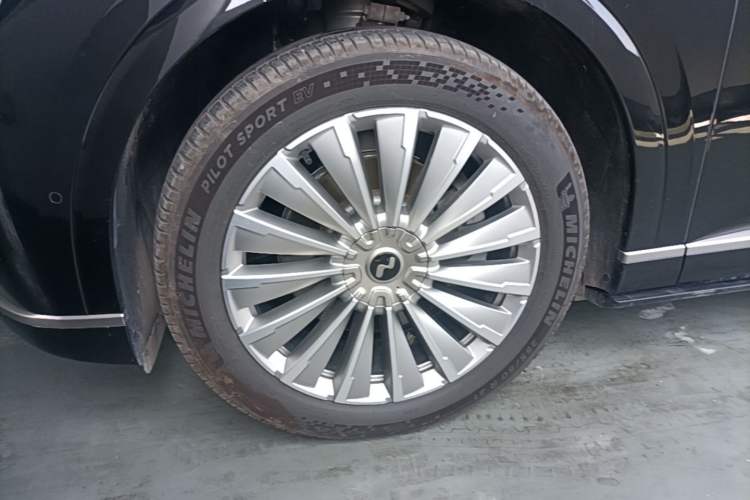 Used ONVO Luxeed L90 2025 Model—Ultra Six-Seater Version Left Front Wheel Hub