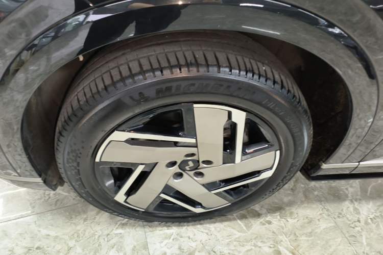 Used ONVO Luxeed L90 2025 Model—Max Six-Seater Version Left Front Wheel Hub