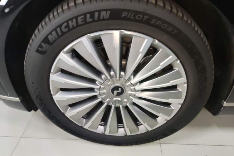 Used ONVO Luxeed L90 2025 Model—Max Six-Seater Version Left Front Wheel Hub