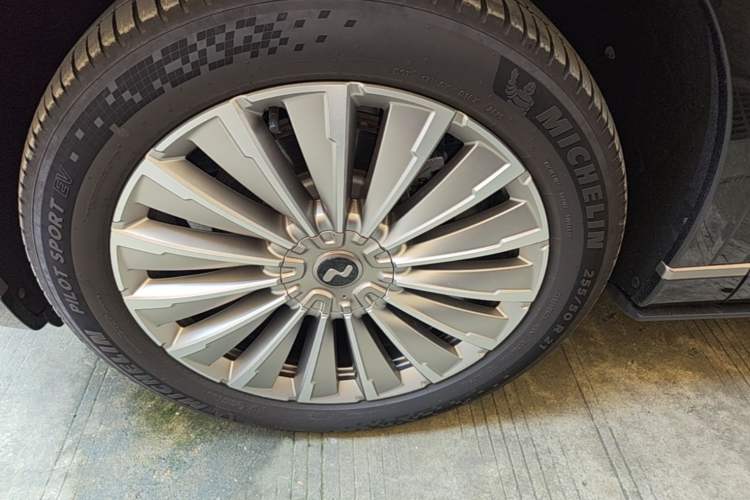 Used ONVO Luxeed L90 2025 Model—Ultra Six-Seater Version Left Front Wheel Hub
