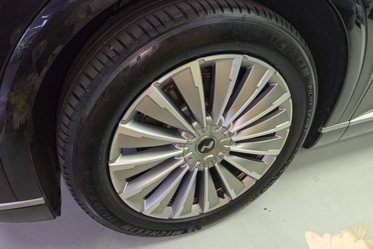 Used ONVO Luxeed L90 2025 Model—Max Six-Seater Version Left Front Wheel Hub
