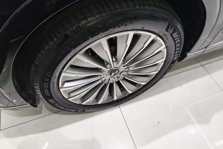 Used ONVO Luxeed L90 2025 Model—Max Six-Seater Version Left Front Wheel Hub
