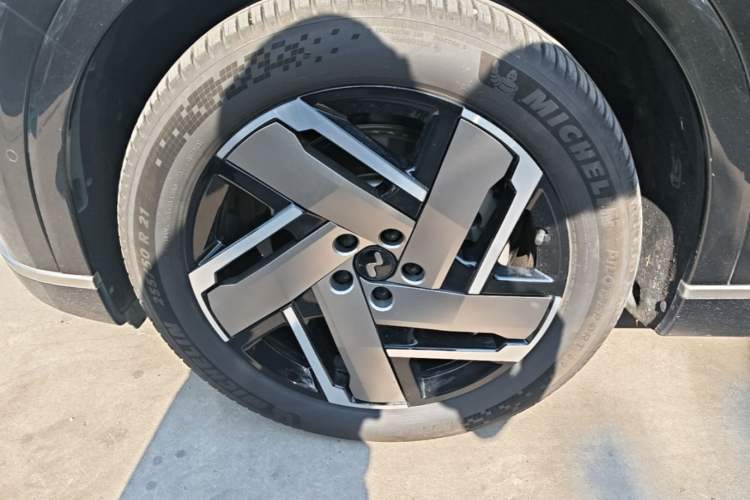 Used ONVO Luxeed L90 2025 Model—Pro Six-Seater Version Left Front Wheel Hub