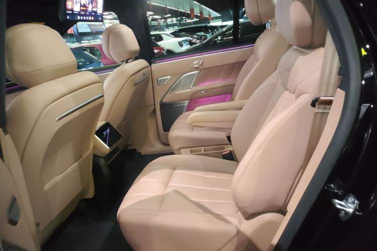 Used ONVO Luxeed L90 2025 Model—Max Six-Seater Version Left Rear Seat
