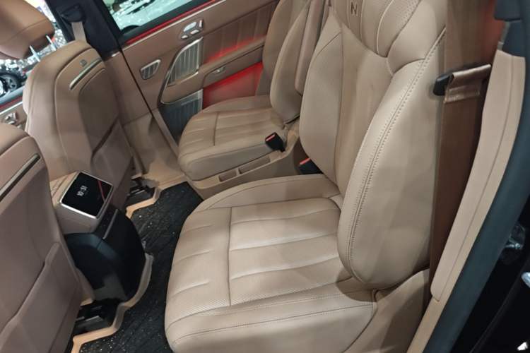 Used ONVO Luxeed L90 2025 Model—Ultra Six-Seater Version Left Rear Seat