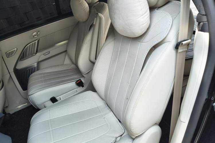 Used ONVO Luxeed L90 2025 Model—Max Six-Seater Version Left Rear Seat